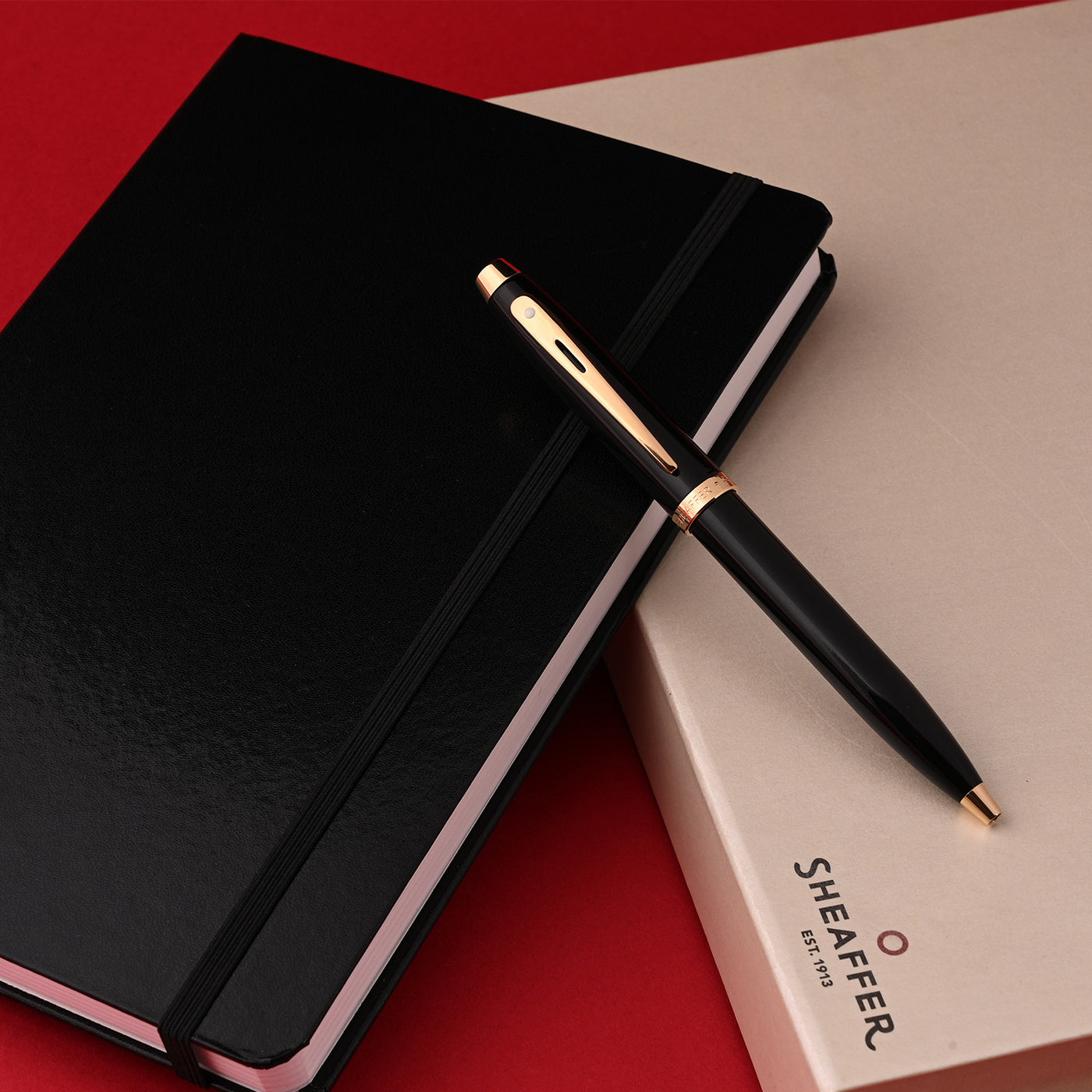 Sheaffer Gift Set - 100 Series Glossy Black GT Ball Pen with A5 Black Notebook 1