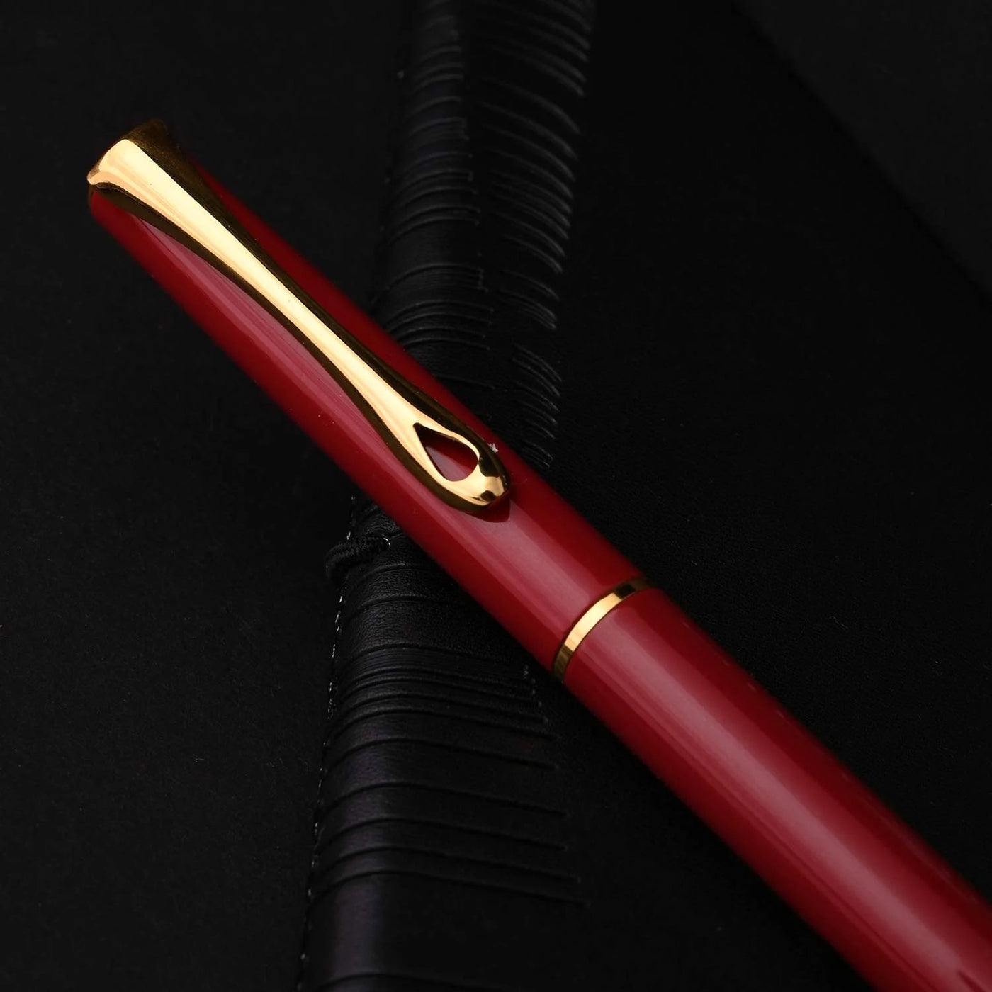 Diplomat Traveller Fountain Pen - Dark Red 3