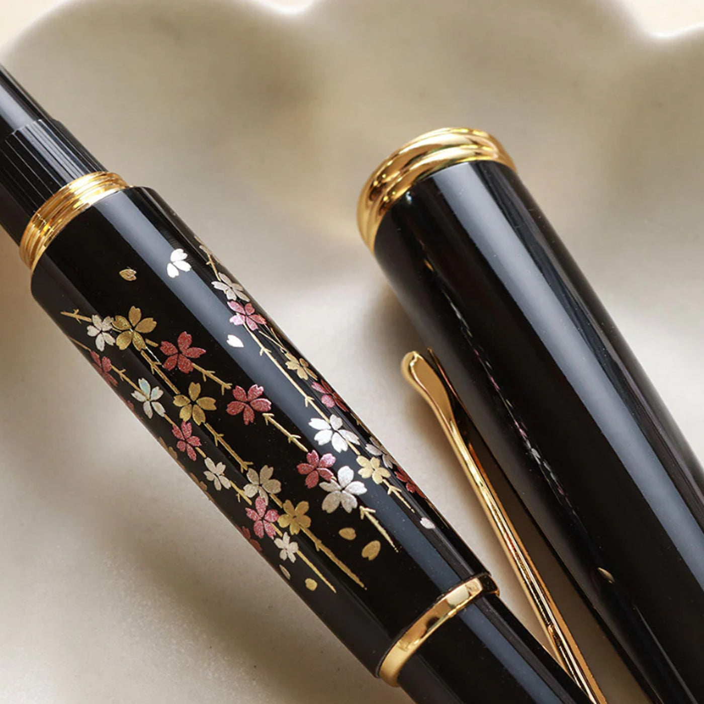 Wancher x Kuretake Yumeginga Kindai Maki-e Shidare Zakura Fountain Pen - Black GT