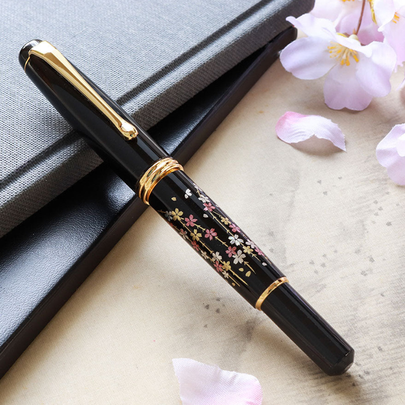 Wancher x Kuretake Yumeginga Kindai Maki-e Shidare Zakura Fountain Pen - Black GT