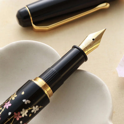 Wancher x Kuretake Yumeginga Kindai Maki-e Shidare Zakura Fountain Pen - Black GT