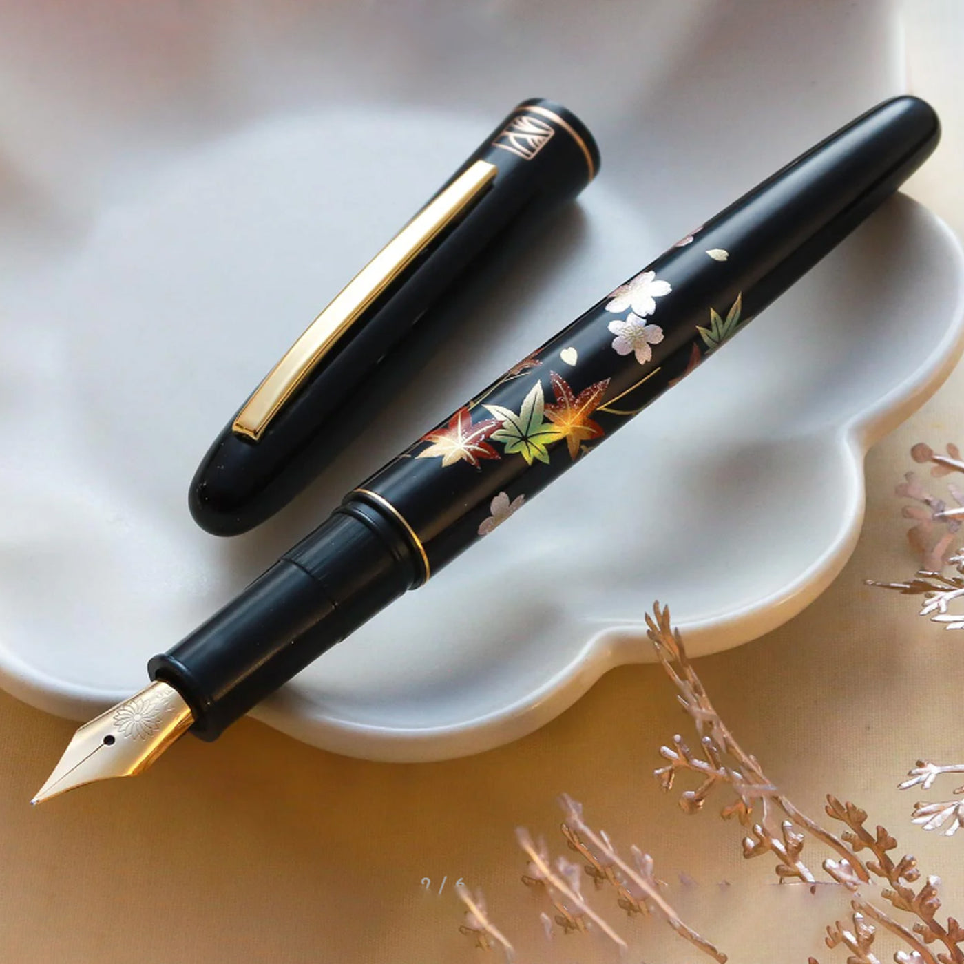 Wancher x Kuretake Kindai Maki-e Sakura Ni Kouyou Fountain Pen - Black GT