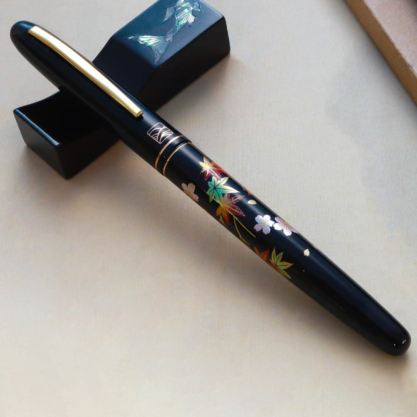 Wancher x Kuretake Kindai Maki-e Sakura Ni Kouyou Fountain Pen - Black GT