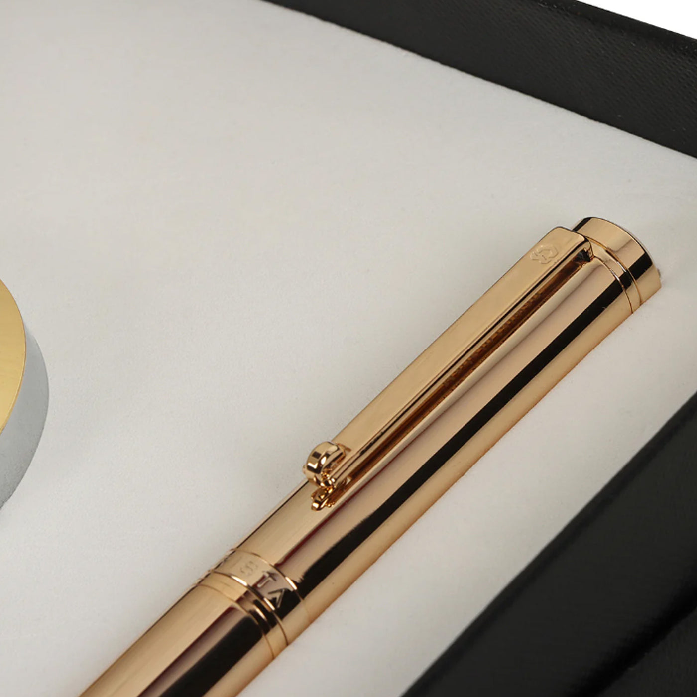 Arista Gift Set - Switch Gold GT Ball Pen with Table Clock 3