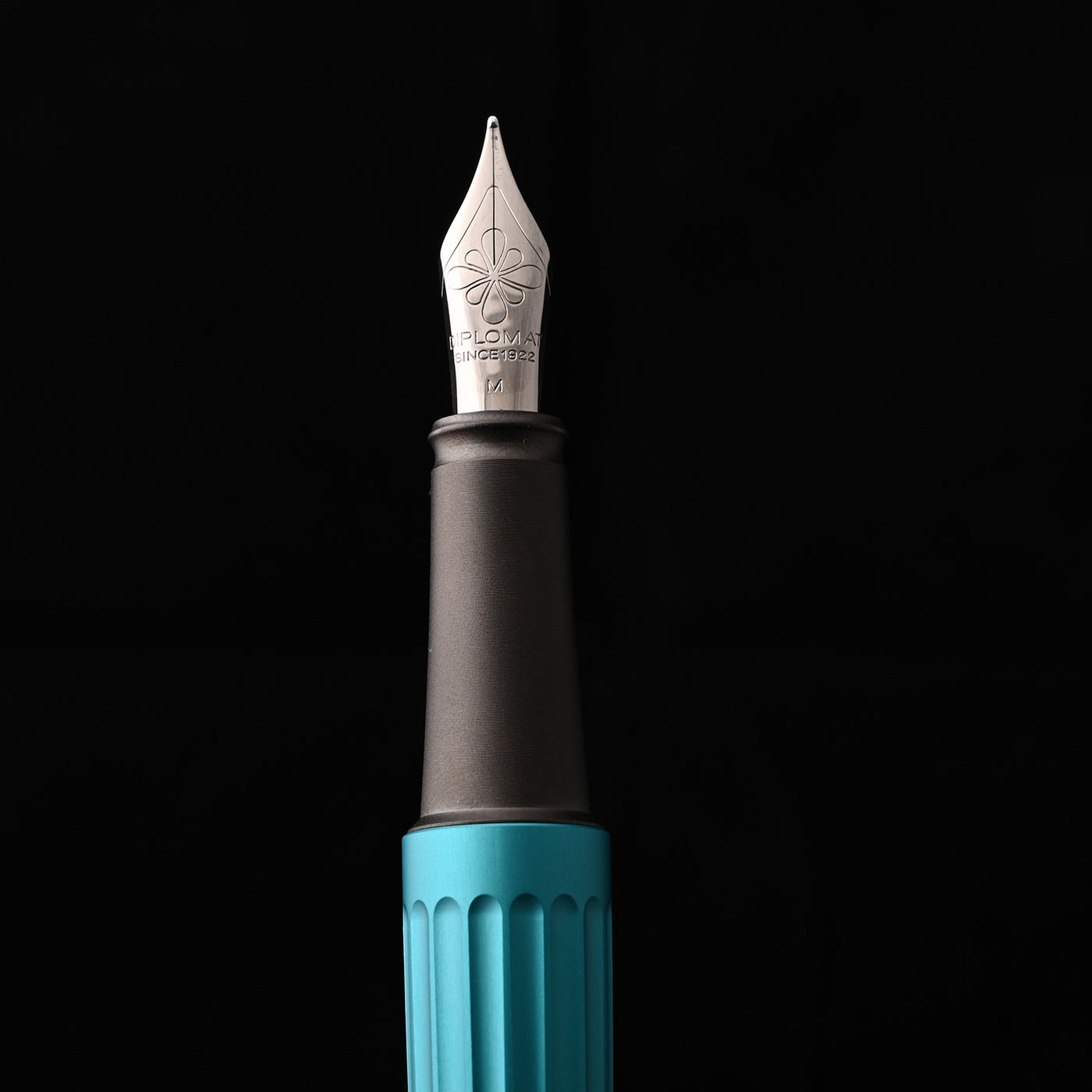 Diplomat Aero Fountain Pen - Turquoise 9