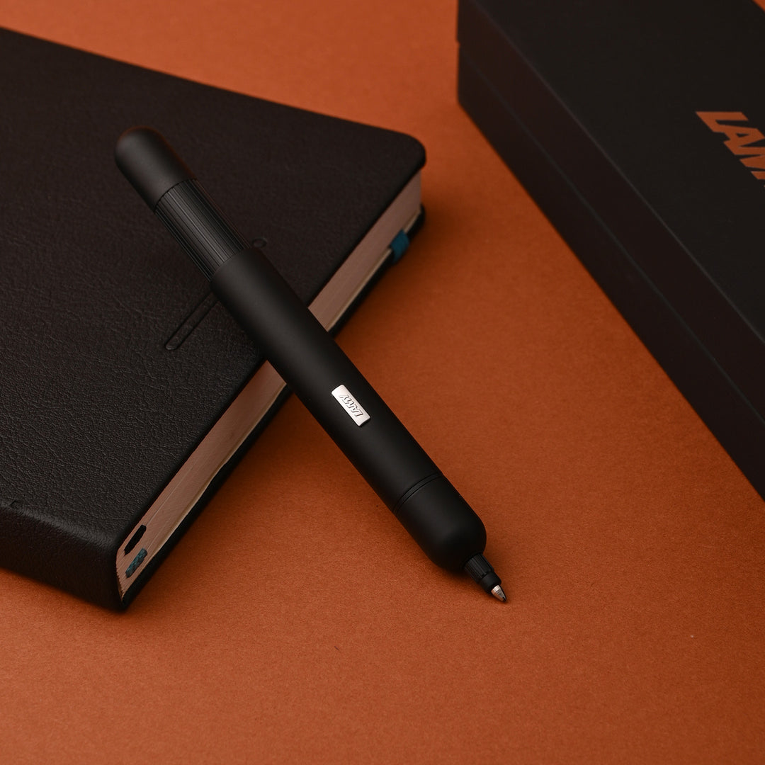 LAMY pico imperialblue balpen - Innovatieve zakpen - met één klik naar volwaardig formaat - metalen houder - incl. compacte vulling LAMY M22 M zwart LAMY pico imperialblue balpen - Innovatieve zakpen - met één klik naar volwaardig formaat - metalen houder - incl. compacte vulling LAMY M22 M zwart