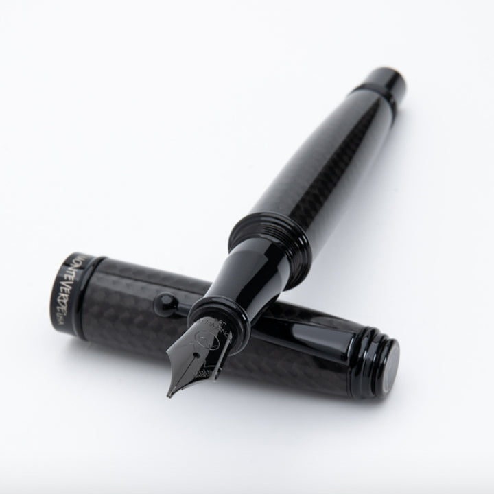 Monteverde Invincia Deluxe Füllfederhalter – Schwarze Graphitfaser, Mittlere Feder, Inkl. Konverter & Geschenkbox