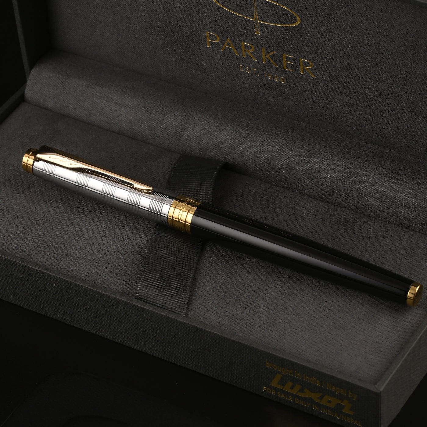 Parker Aster Fountain Pen - Deluxe Black & Chrome GT 14