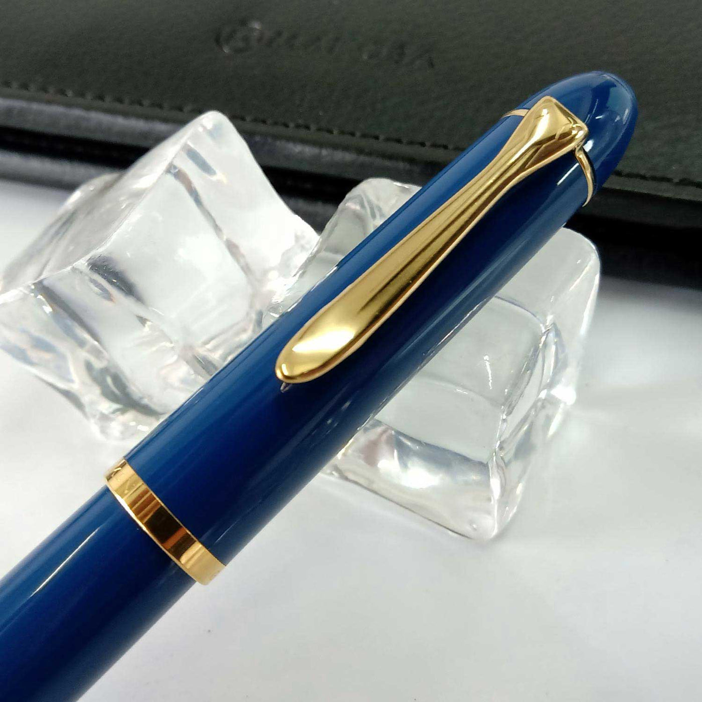 Pelikan M120 Fountain Pen Iconic Blue (Special Edition) Steel Nib 3
