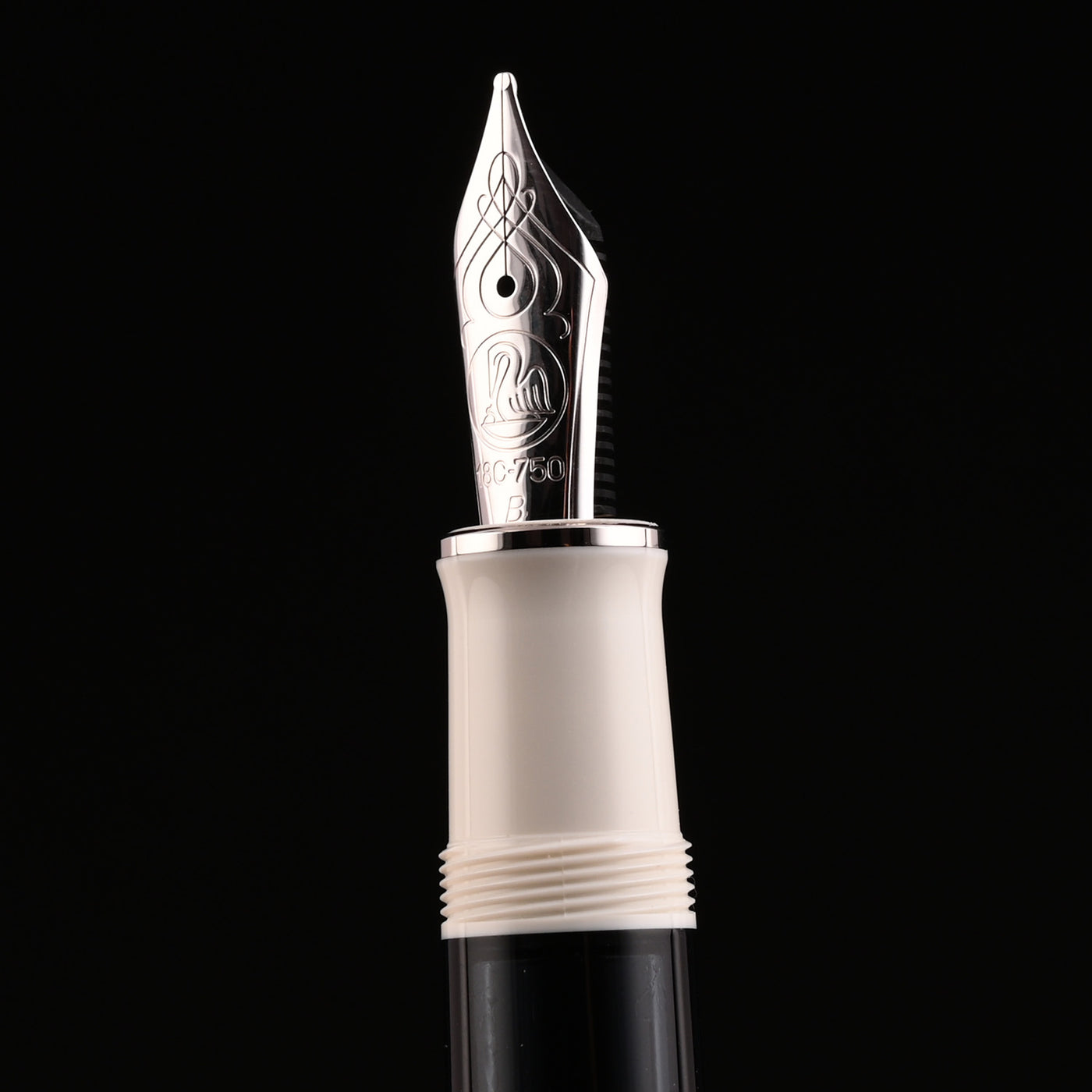 Pelikan M910 Toledo Fountain Pen - White GT (Special Edition) 12