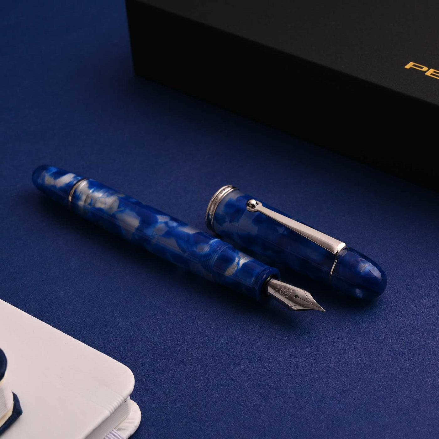 Penlux Masterpiece Grande Fountain Pen - Koi Blue & White 7