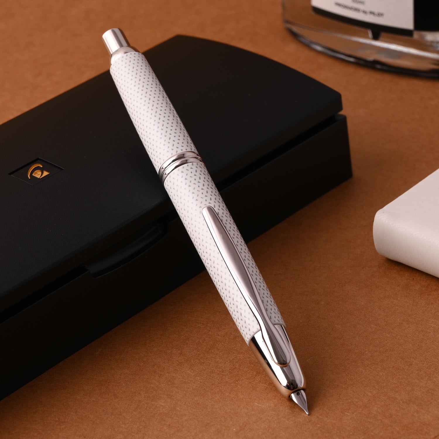 Pilot Capless - Kasuri White CT with18 Karat Gold Rhodium Plated Broad Nib Fountain Pen - Image 6