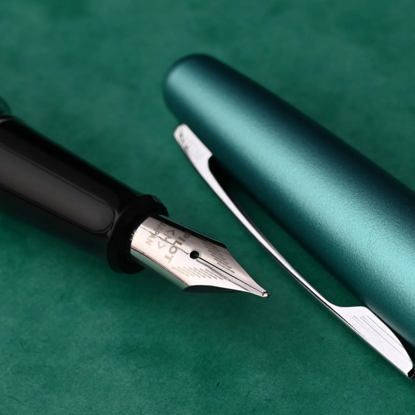Pilot Metropolitan Retro Pop with Con40 Converter Fountain Pen - Turquoise Dot CT