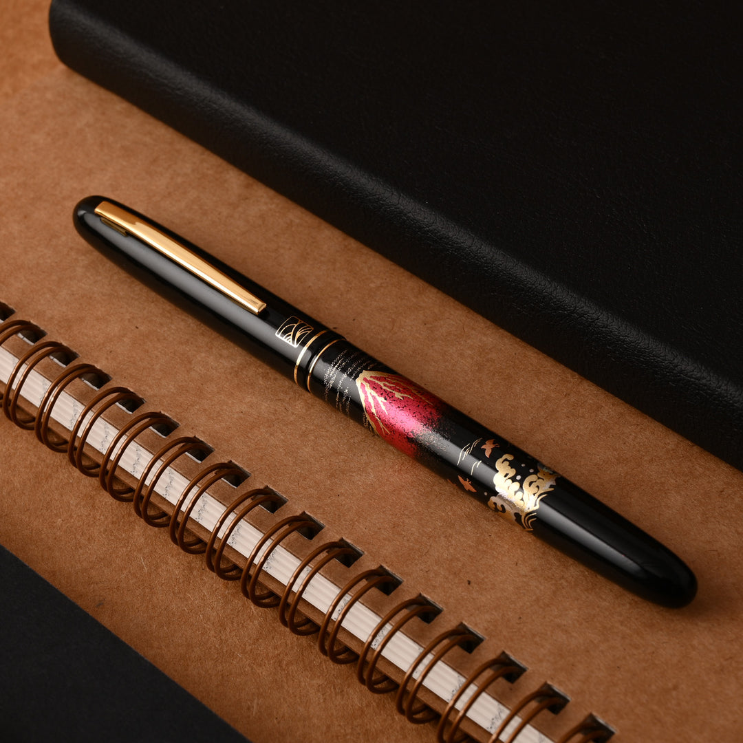 Wancher x Kuretake Kindai Maki-e Fountain Pen - Aka Fuji GT Wancher x Kuretake Kindai Maki-e Fountain Pen - Aka Fuji GT