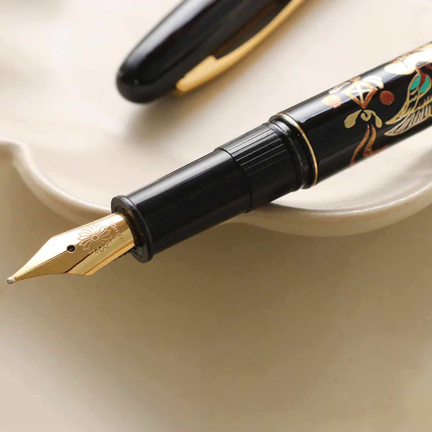 Wancher x Kuretake Kindai Maki-e Ganjucho Fountain Pen - Black GT 2