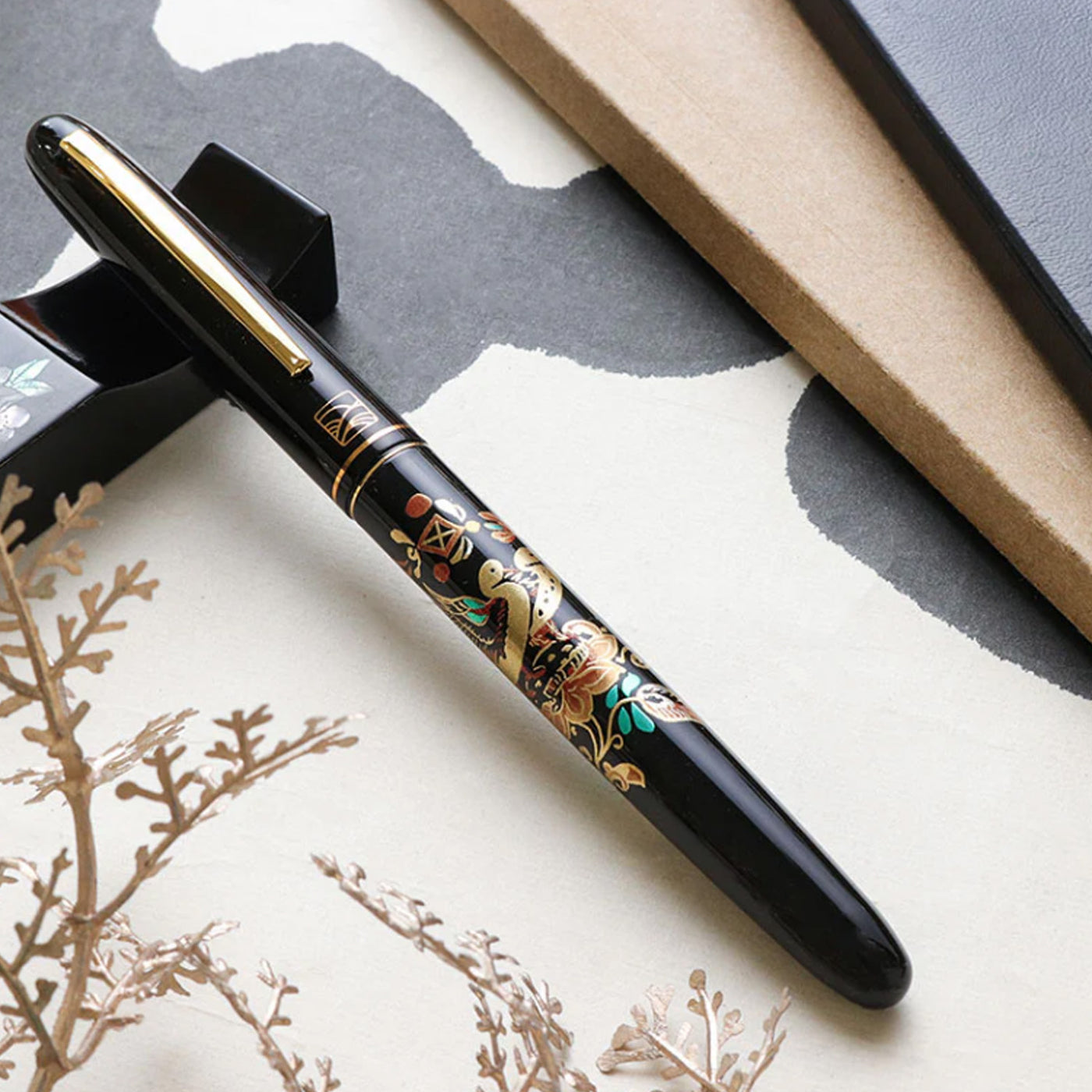 Wancher x Kuretake Kindai Maki-e Ganjucho Fountain Pen - Black GT 5