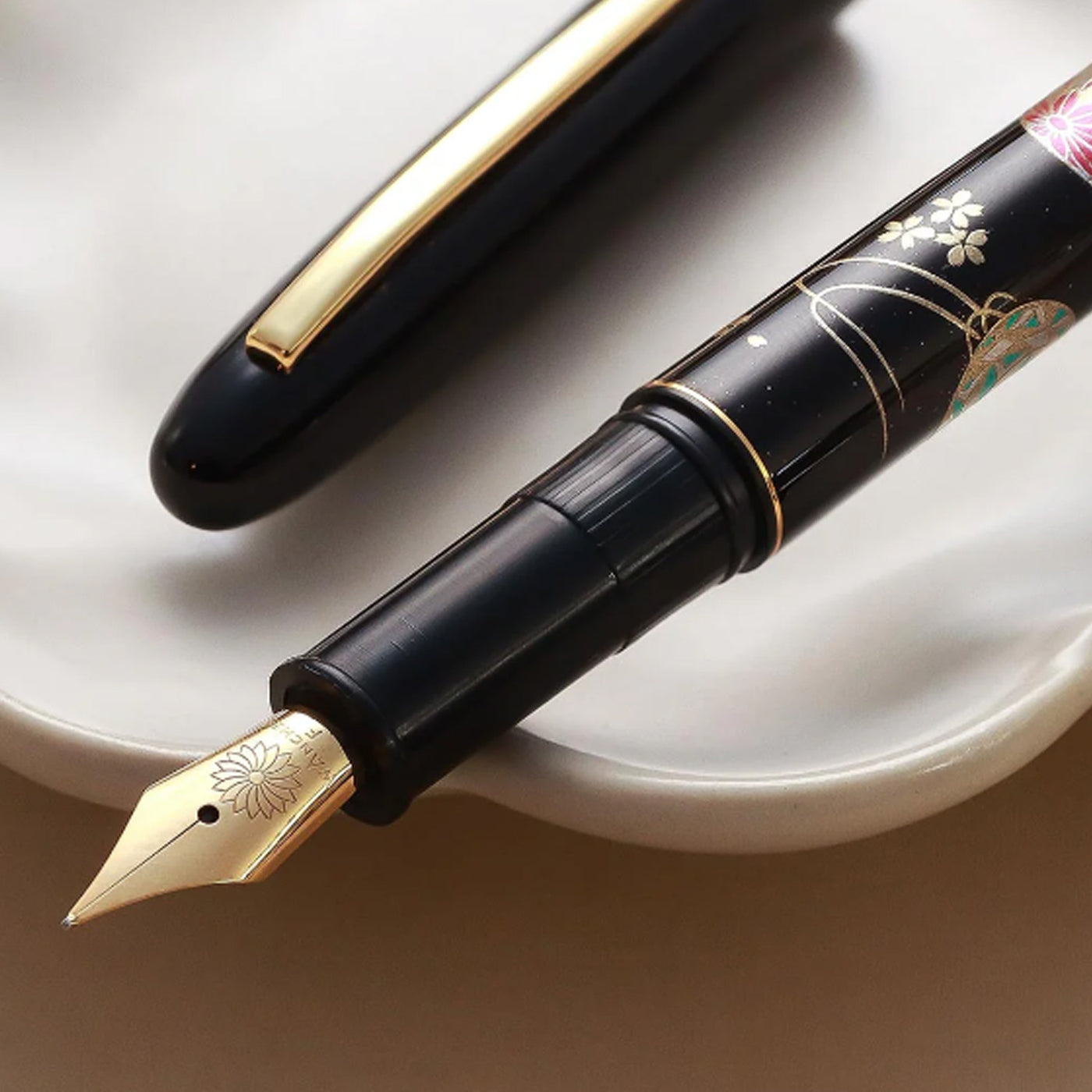 Wancher x Kuretake Kindai Maki-e Mari Asobi Fountain Pen - Black GT  2