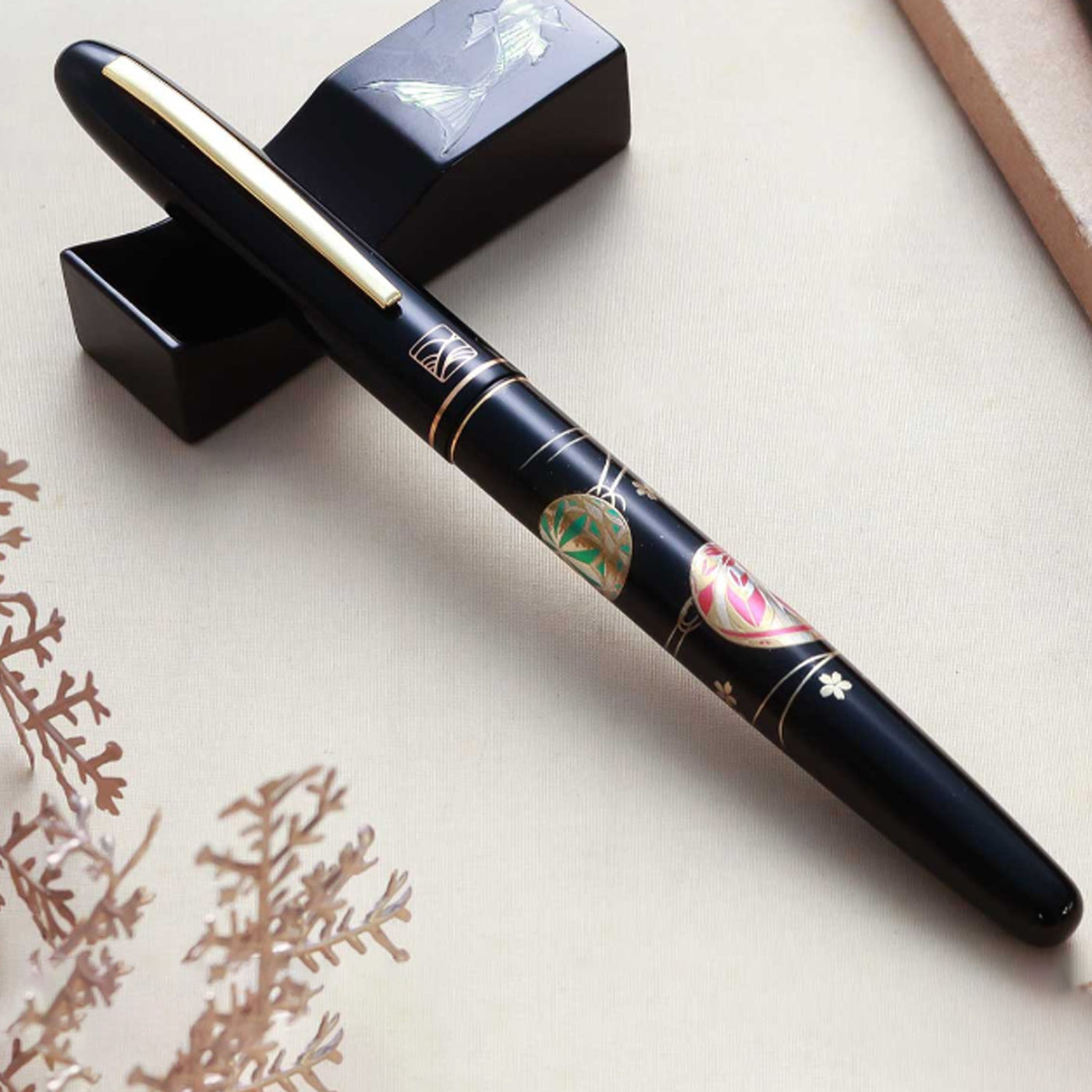 Wancher x Kuretake Kindai Maki-e Mari Asobi Fountain Pen - Black GT 7