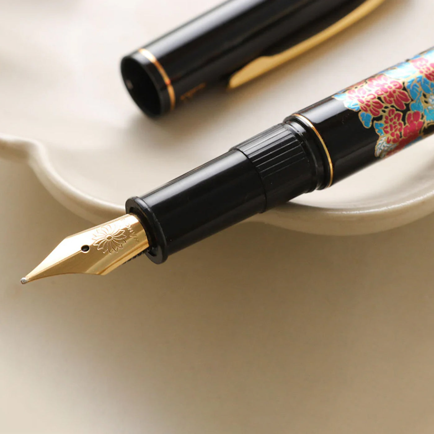 Wancher x Kuretake Kindai Maki-e Shunshoku Banri Fountain Pen - Black GT 2