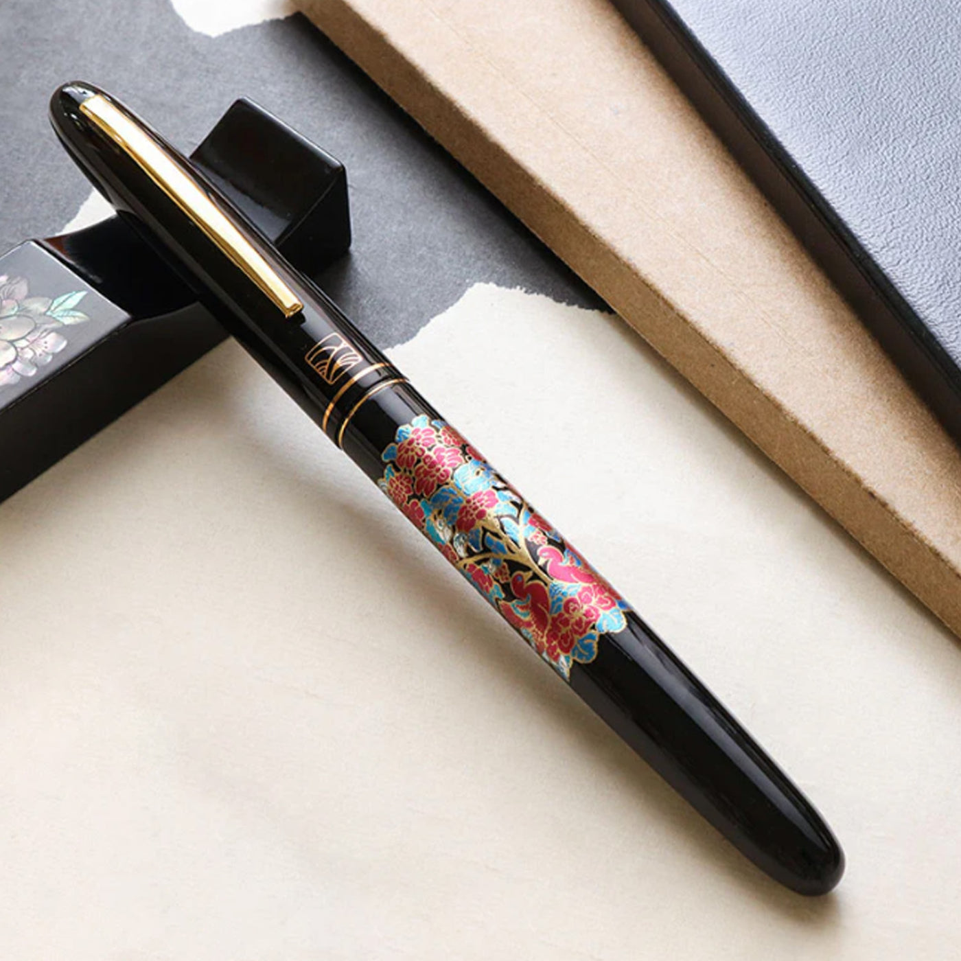 Wancher x Kuretake Kindai Maki-e Shunshoku Banri Fountain Pen - Black GT 5