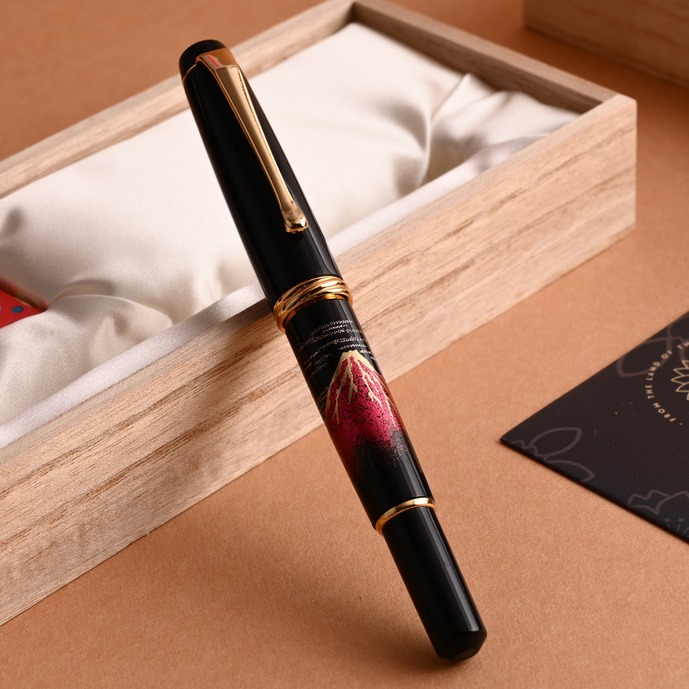 Wancher x Kuretake Yumeginga Kindai Maki-e Aka Fuji Fountain Pen - Black GT 10