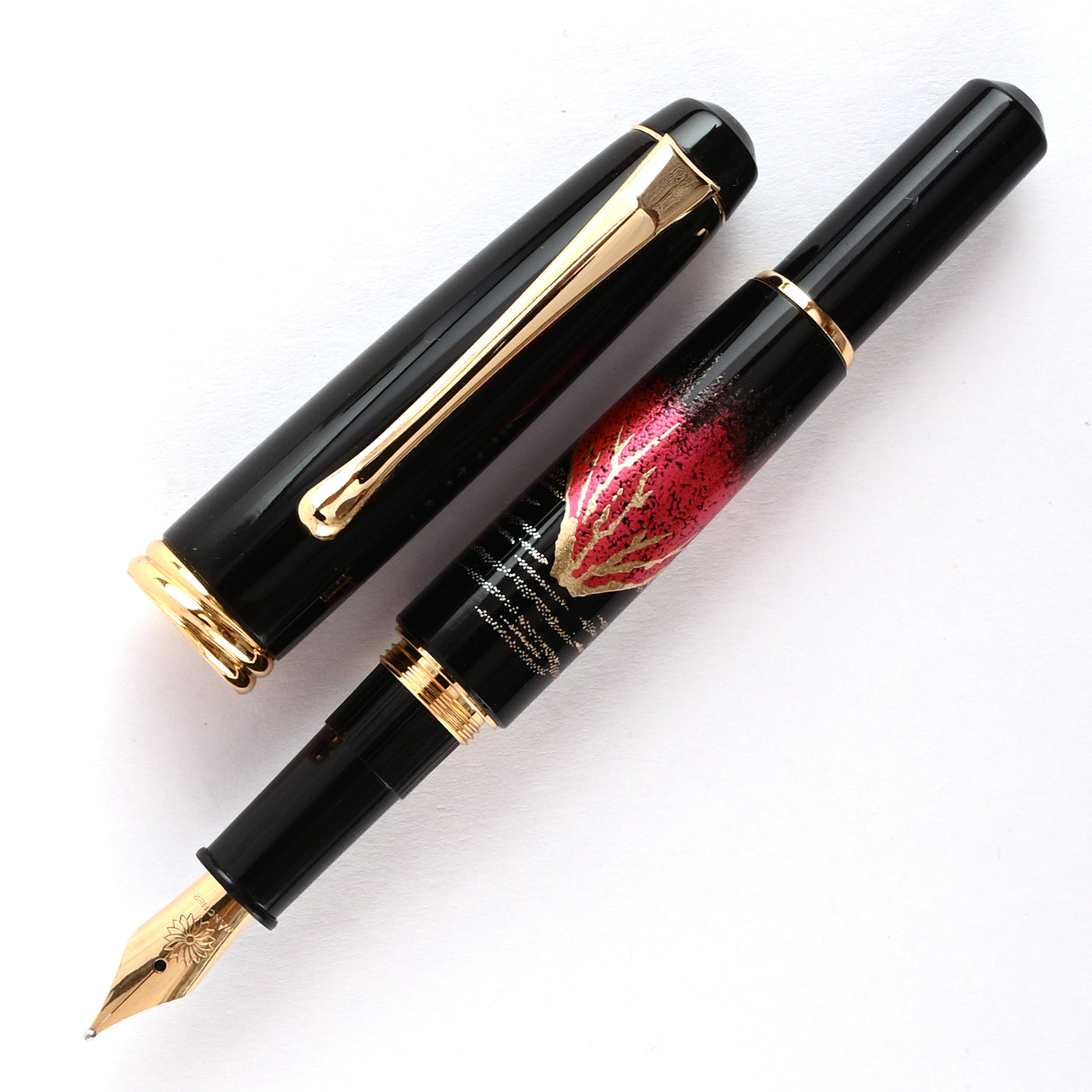 Wancher x Kuretake Yumeginga Kindai Maki-e Aka Fuji Fountain Pen - Black GT 1