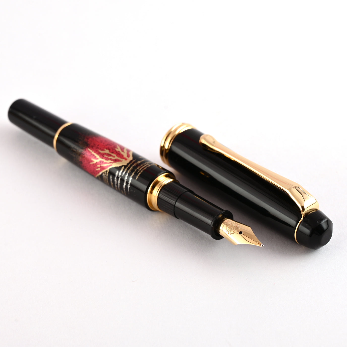 Wancher x Kuretake Yumeginga Kindai Maki-e Aka Fuji Fountain Pen - Black GT 2