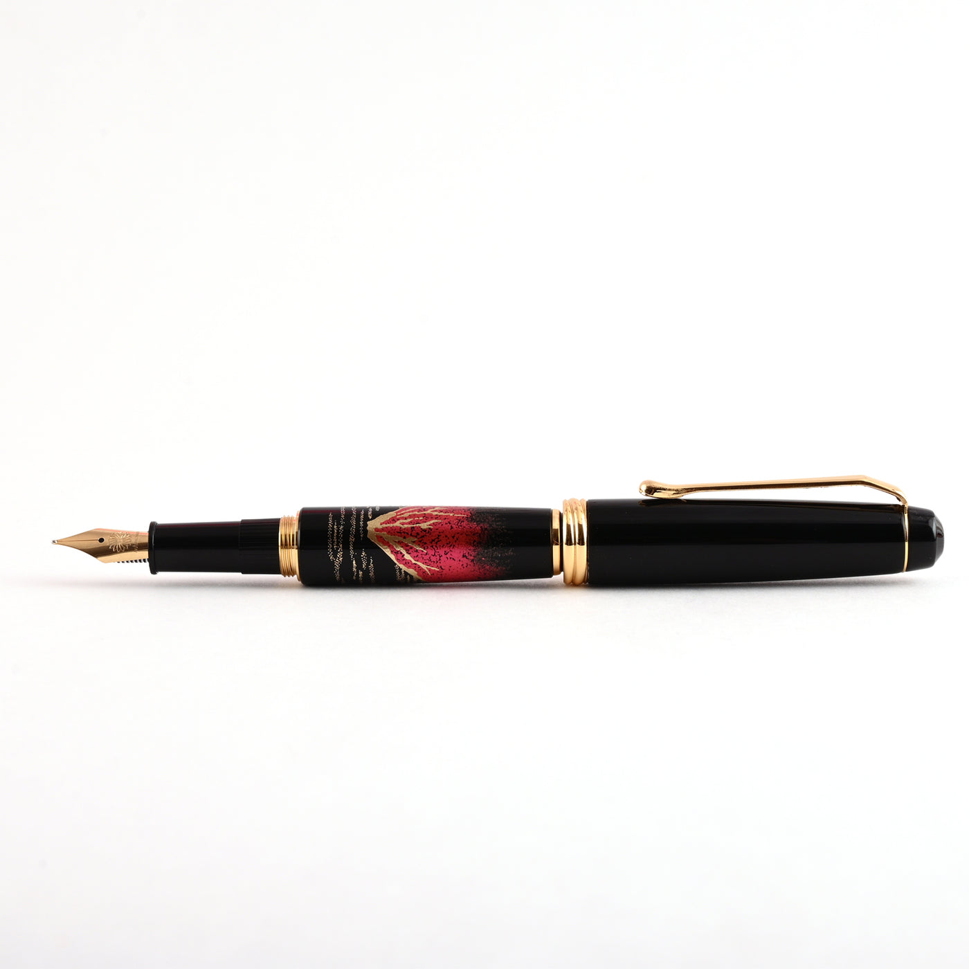 Wancher x Kuretake Yumeginga Kindai Maki-e Aka Fuji Fountain Pen - Black GT 3