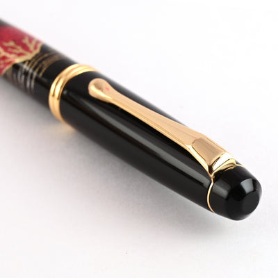 Wancher x Kuretake Yumeginga Kindai Maki-e Aka Fuji Fountain Pen - Black GT 5