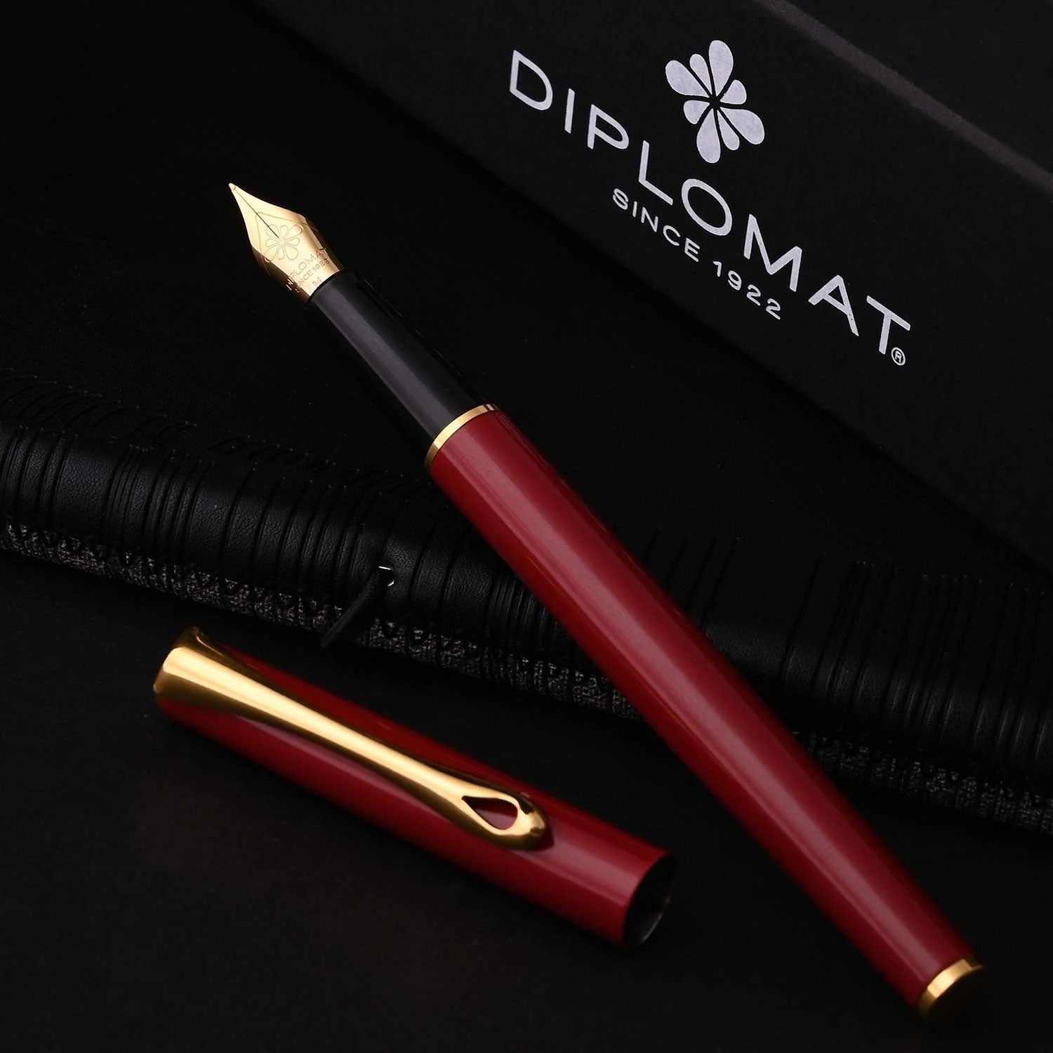 Diplomat Traveller Taupe Grijze Vulpen Set Met Echt Lederen Etui, Schrijfinkt en Inkt Converter Diplomat Traveller Taupe Grijze Vulpen Set Met Echt Lederen Etui, Schrijfinkt en Inkt Converter