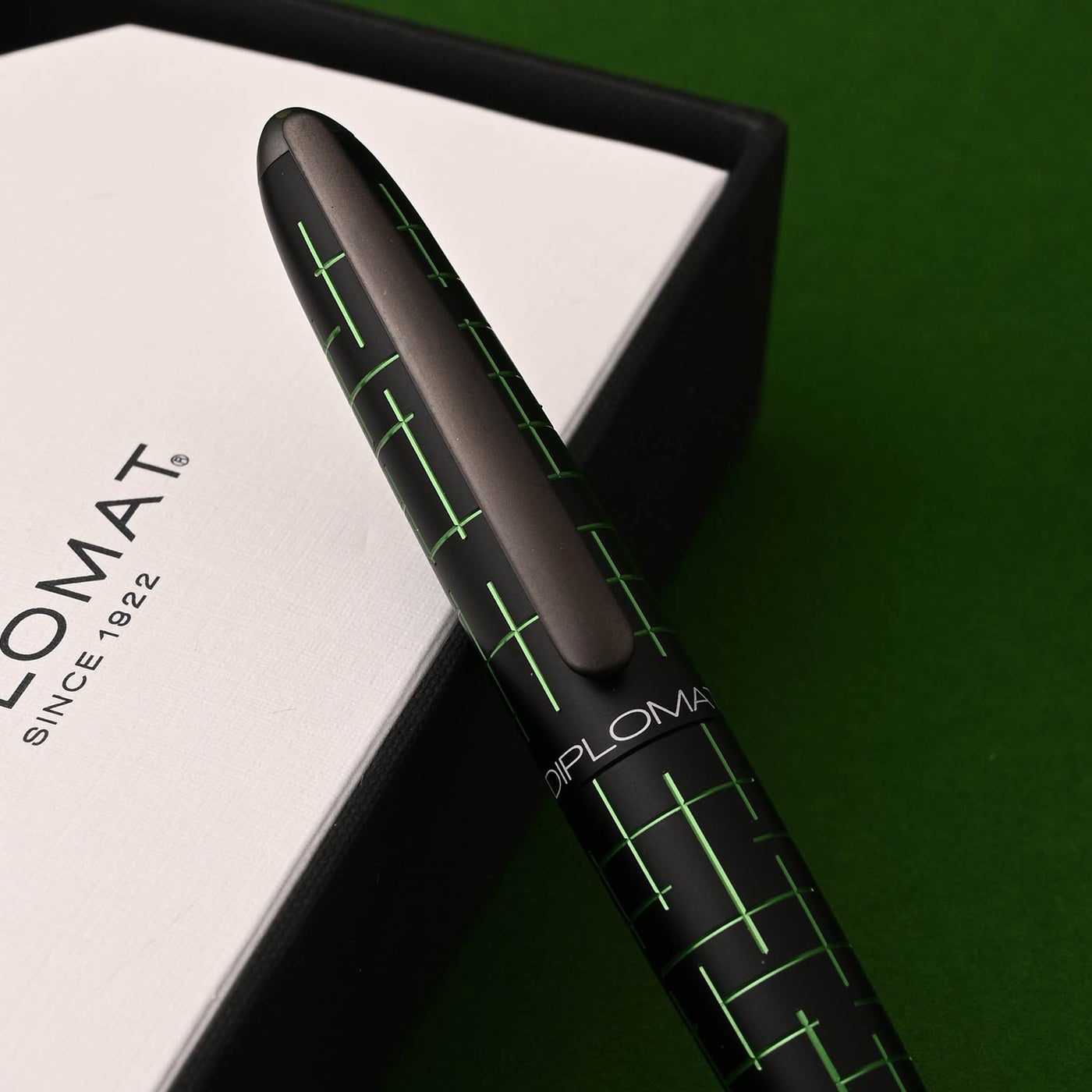 Diplomat Elox Fountain Pen - Matrix Black/Green 13