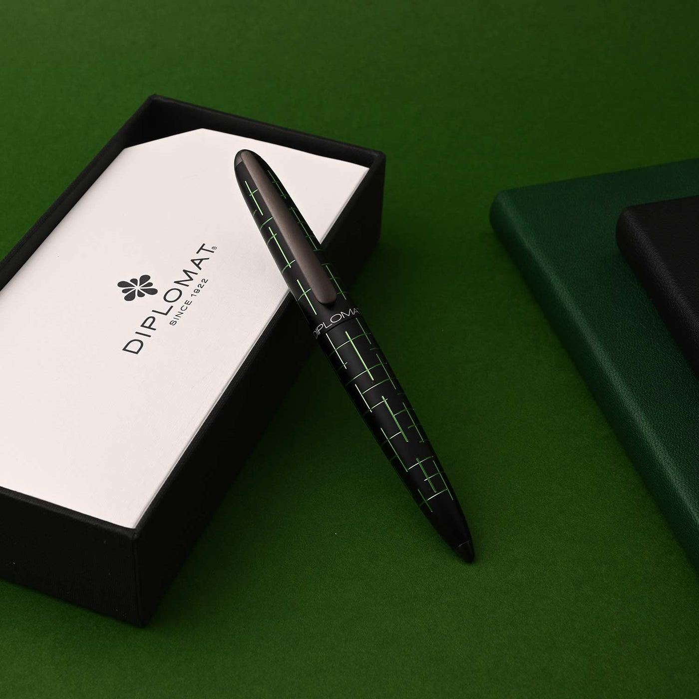 Diplomat Elox Fountain Pen - Matrix Black/Green 15