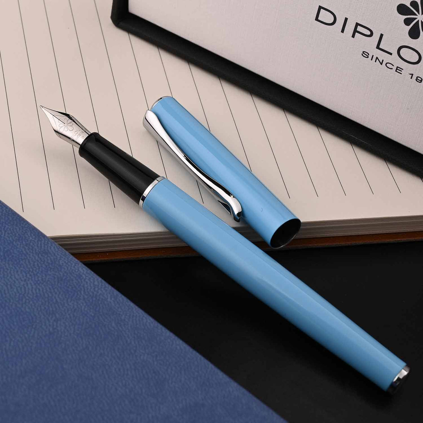 Diplomat Traveller Fountain Pen - Lumi Light Blue 6
